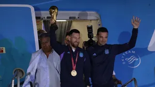 La Copa ya está en Argentina: Messi y compañía arribaron de madrugada a Buenos Aires