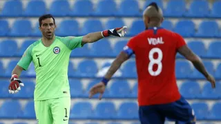 Claudio Bravo: Mi forma de ser con el grupo no tiene que ver con portar un brazalete