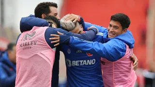 Pasaron 23 años para que la U terminara invicta en clásicos en una temporada