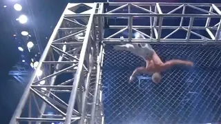 Luchador Cody Rhodes sorprendió con salto mortal desde la cima de la jaula en AEW