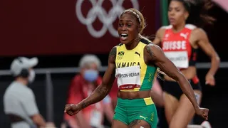 Elaine Thompson-Herah retuvo la corona de velocidad con nuevo récord olímpico