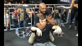 Peleador de la UFC cumplió extraño pedido de un fanático que terminó inconsciente