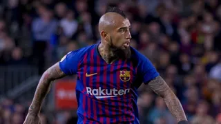 Arturo Vidal y Claudio Bravo integran el once ideal histórico de sudamericanos de FC Barcelona