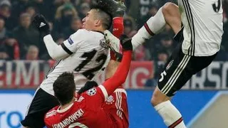 Arturo Vidal le ganó la primera batalla a Gary Medel en octavos de la Champions