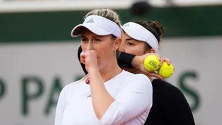 Alexa Guarachi y Desirae Krawczyk cayeron luchando en la final de Roland Garros