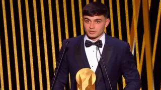 El español Pedri ganó el trofeo Kopa, el Balón de Oro al mejor sub 21 del año