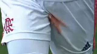 Jugador de Flamengo sufrió grave lesión en sus testículos y abandonó el clásico ante Corinthians