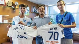 Dos hinchas fueron premiados por limpiar el aeropuerto tras recibimiento a Alexis Sánchez