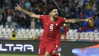 Serbia mantuvo la ilusión de ascenso en la Nations League con triplete de Mitrovic