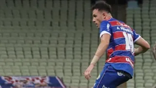 Angelo Henríquez vio acción como titular en triunfo de Fortaleza sobre Fluminense en el Brasileirao