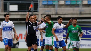 Hinchas de U. Católica y Audax destrozaron con críticas al árbitro Angelo Hermosilla