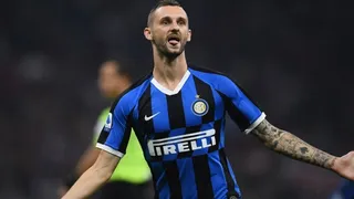 Marcelo Brozovic adelantó a Inter sobre Milan con un gol que requirió asistencia del VAR