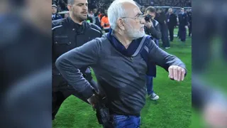 Presidente de PAOK tras entrar a la cancha armado: Solo pretendía proteger a los aficionados