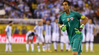 Claudio Bravo explicó su saludo al portero de México Hugo González
