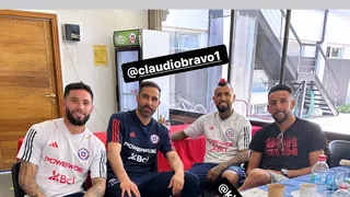 Mauricio Isla visitó a la selección chilena en la previa al amistoso con Paraguay