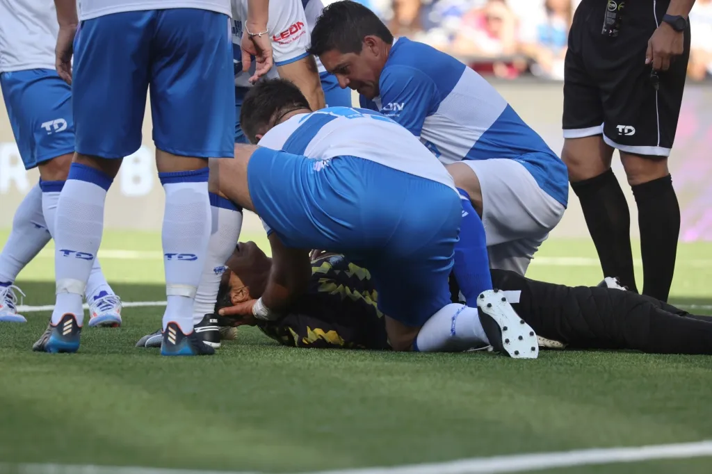 Toledo siendo auxiliado por sus excompañeros / ©Photosport.