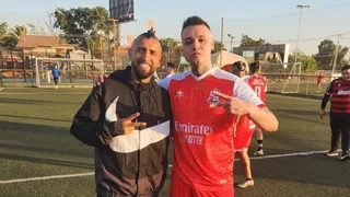 Arturo Vidal dijo presente en partido de cantantes urbanos
