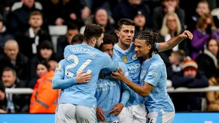 Manchester City logró exigida remontada ante Newcastle y metió presión a Liverpool