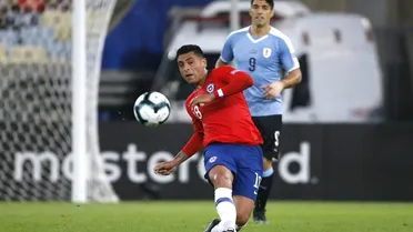 Gonzalo Jara “bajó” a un hincha que ingresó disfrazado de pollo a la cancha del Maracaná