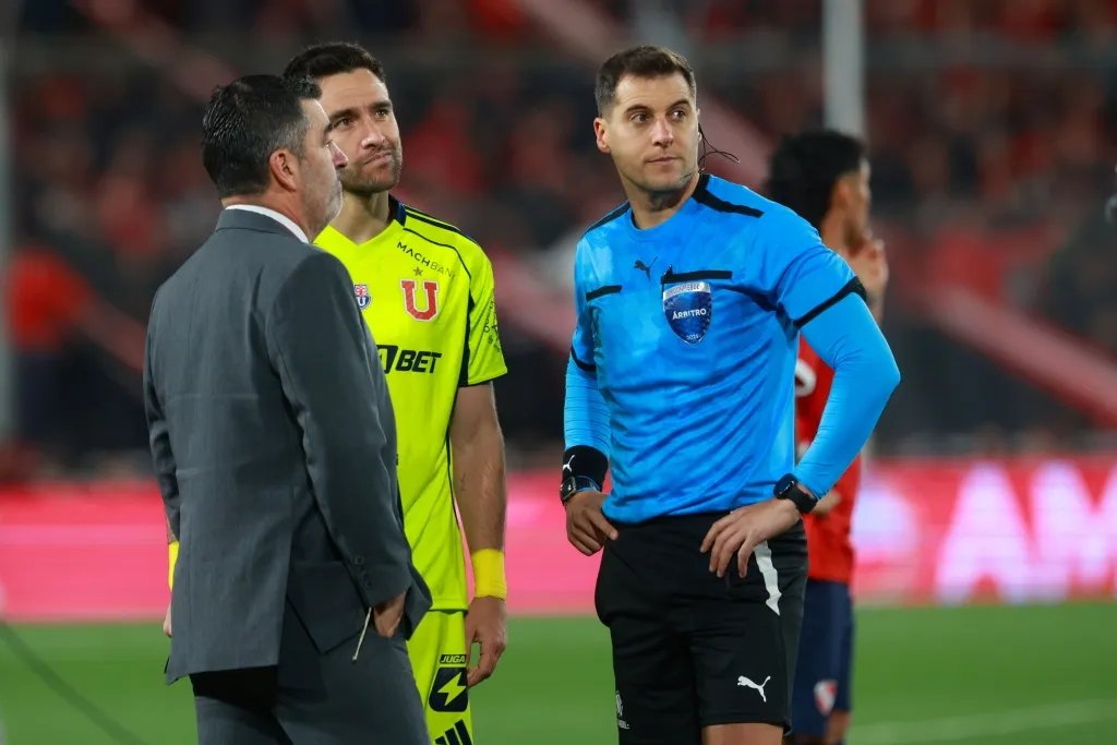 El momento de la suspensión del Independiente vs U de Chile / © Photosport.