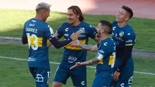 Everton se impuso a Curicó Unido con aporte goleador de Johnny Herrera