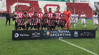 Estudiantes de Gonzalo Jara y Juan Fuentes fue eliminado de la Copa Argentina