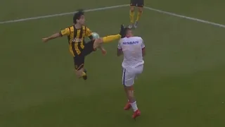 Con patada voladora incluida: El fútbol uruguayo volvió con todo en empate de Nacional y Peñarol