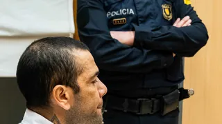 Dani Alves logra salir de la cárcel tras pagar millonaria fianza