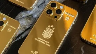Lionel Messi recibió los teléfonos de oro para la selección argentina