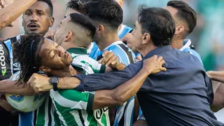 El duro castigo a Gustavo Quinteros por agredir a un jugador en Brasil