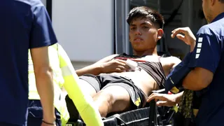 Debut para el olvido: Dixon Pereira terminó en ambulancia tras duro golpe de Maximiliano Falcón