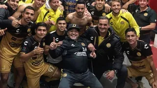 ¡Con bastón y todo! Maradona cantó y bailó en el camarín tras triunfo de Dorados de Sinaloa