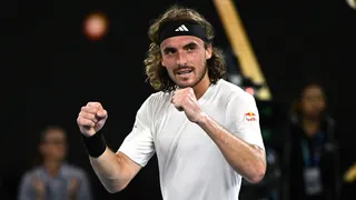 Stefanos Tsitsipas evitó la remontada de Jannik Sinner y avanzó a cuartos de final en Australia