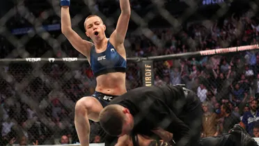 El impactante nocaut de Rose Namajunas sobre Zhang Weili que la coronó en el UFC 261