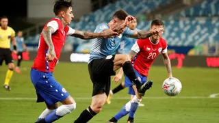 Guillermo Maripán y Erick Pulgar sufrieron lesiones musculares ante Uruguay