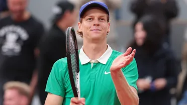 Sinner sigue en su regla de 3: sacó a Djokovic y es finalista de Roland Garros