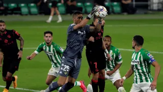 Encuesta de medio español mostró que hinchas prefieren a Bravo como titular en Real Betis