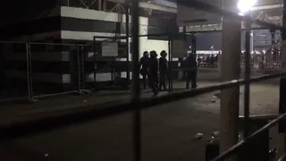 Carabineros tuvo que intervenir para frenar ingreso a la fuerza de barristas en el Monumental