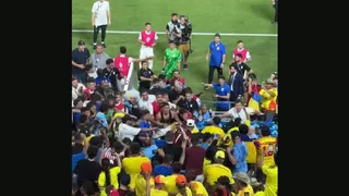 Combos iban y venían: Jugadores de Uruguay protagonizaron violenta pelea con hinchas de Colombia