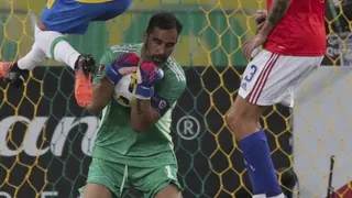 Claudio Bravo a Gary Medel: Los grandes jugadores nunca bajan los brazos