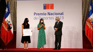 Sebastián Piñera y Cecilia Pérez le entregaron el Premio Nacional del Deporte a Francisca Crovetto