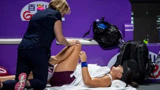 Andreescu se retiró por lesión y Pliskova dirimirá un puesto en semifinales con Halep