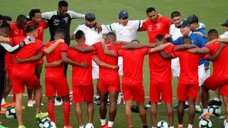 DT de Ecuador bailó salsa para motivar a sus seleccionados de cara al duelo con la Roja