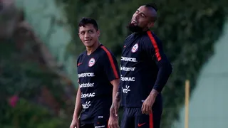 La tarde de relajo que tuvieron Vidal y Alexis en la víspera de enfrentar a Uruguay