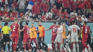 El provocador gesto del suizo Granit Xhaka a la banca de Serbia que calentó los ánimos