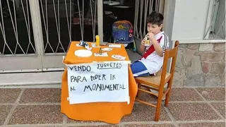 ¡Valió la pena! Pequeño hincha comenzó vendiendo juguetes y finalmente irá al River-Boca