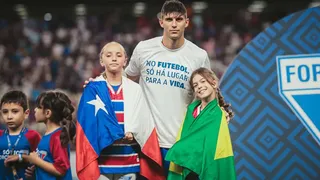 Encabezados por Benjamín Kuscevic: Jugadores de Fortaleza rinden homenaje a los hinchas fallecidos de Colo Colo