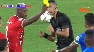 ¡Insólito! Jugador tomó la tarjeta amarilla del árbitro y “amonestó” a un rival