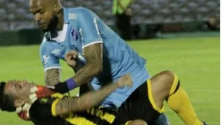 Jugadores de Peñarol y Nacional se fueron a los golpes en un partido amistoso