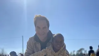 Federer visitó a niños en riesgo social de Lesoto por su campaña “Preparación para la Escuela”
